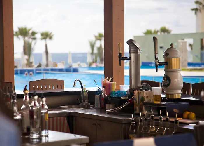 Capital Coast And מלון פאפוס