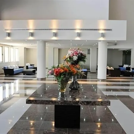 Capital Coast And מלון פאפוס